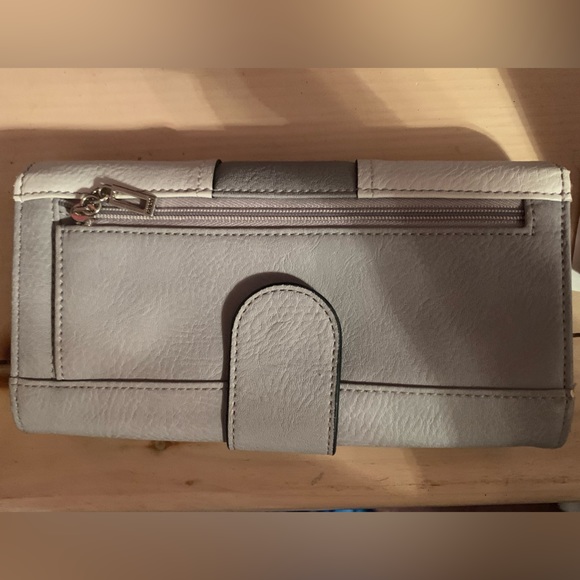 Guess Women’s Leather White/Gray Wallet - BRAND NEW, NEVER USED - Picture 2 of 3